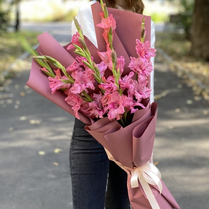 Букет из 7  розовых гладиолусов